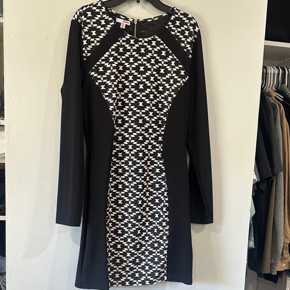 BONGO Dresses & Skirts - BONGO Monochrome Star Pattern Long Sleeve Dress